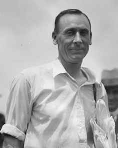 File:Hobbs in Australia in 1928 Version 2.jpg