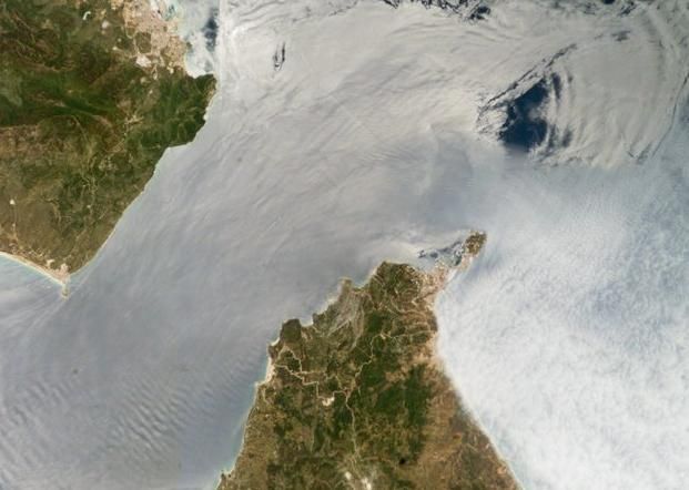 File:InternalWaves Gibraltar ISS009-E-09952 54 (detail).jpg