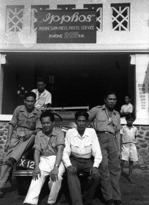 File:Ipphos founders in front of their office.jpg