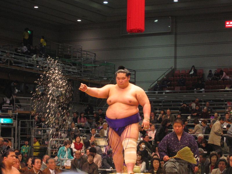 File:Sumo salt throw 2005-03-15.jpg