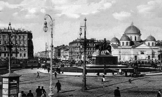 File:ZnamenPloshad and Alexander III monument.jpg