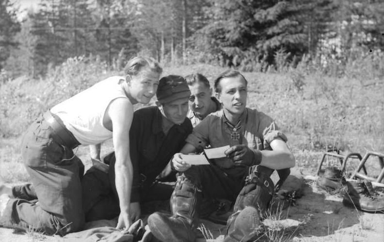 File:Bundesarchiv Bild 101I-727-0297-36A, Russland, Piloten in Freizeit.jpg