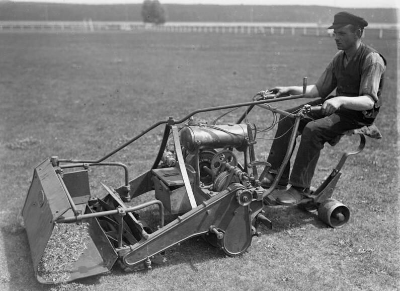 File:Bundesarchiv Bild 102-09651, Elektrische Grasmähmaschine.jpg