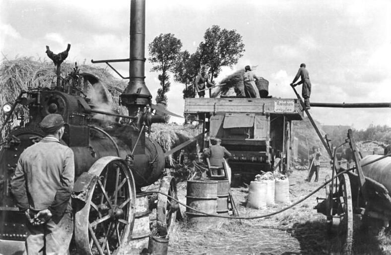 File:Bundesarchiv Bild 183-20431-0010, Gemeinde Dermsdorf, Getreidedreschplatz.jpg