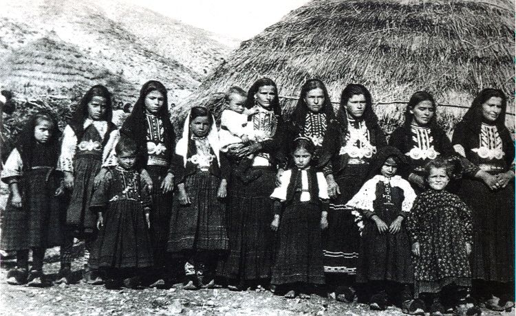 File:Sarakatsani women Mitsikeli 1922.jpg