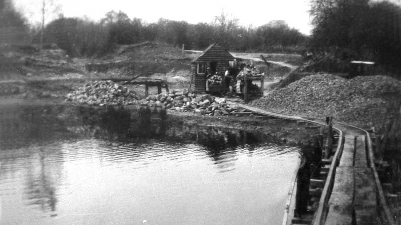 File:Stone-crushing machine at Blackwater Pit in Ticknall.jpg