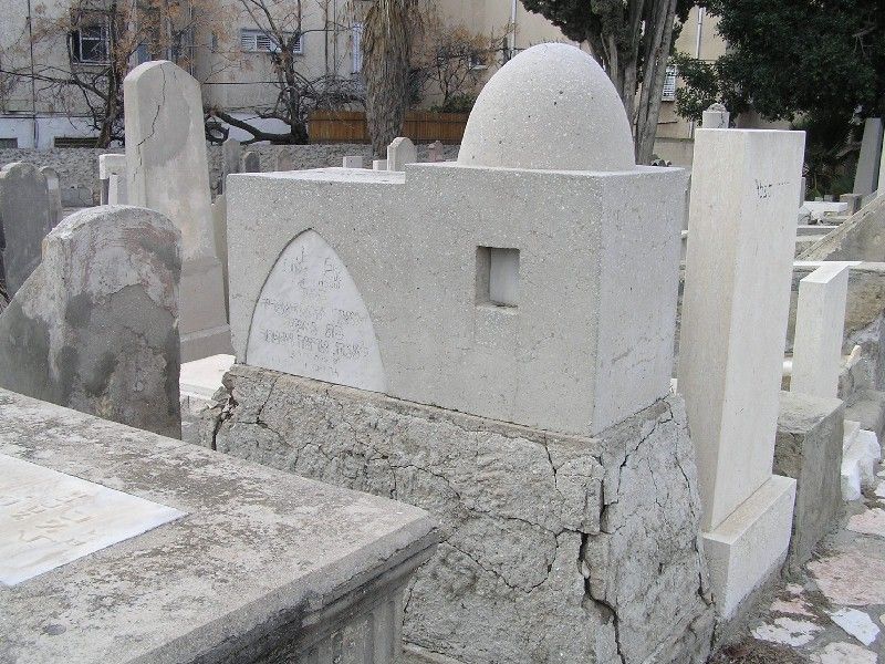 File:Trumpeldor Cemetery RachelTomb.JPG