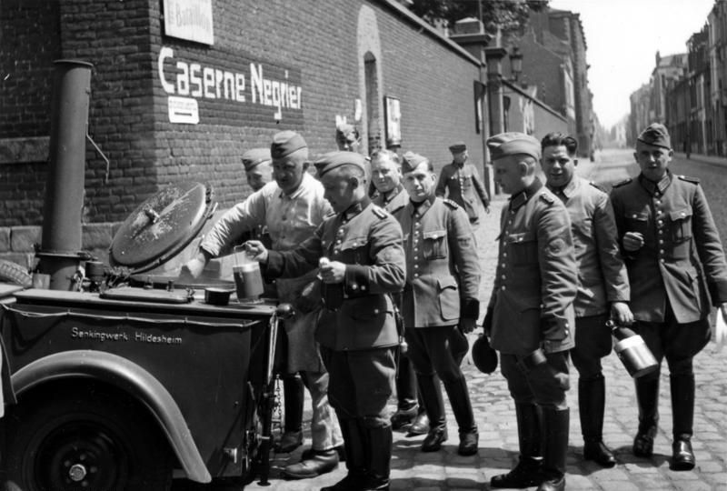 File:Bundesarchiv Bild 121-0464, Lille, Essensausgabe an Polizisten.jpg