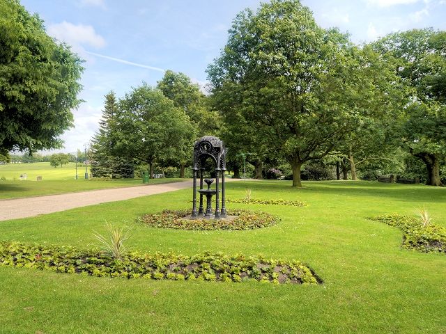 File:Drinking fountain, Astley Park.jpg