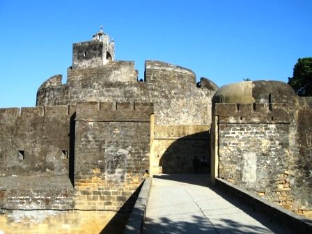 File:Entryramparts.jpg