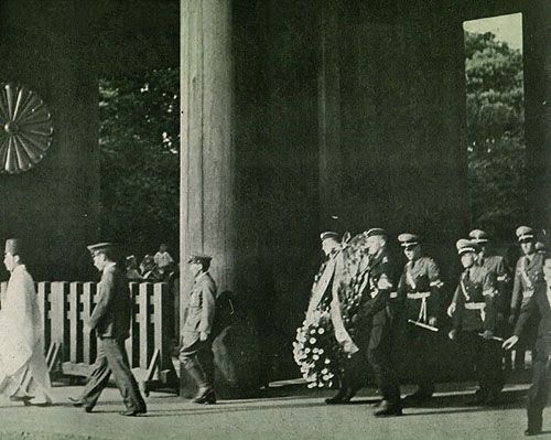 File:Hitlerjugend visit to Yasukuni Shrine 1938.jpg