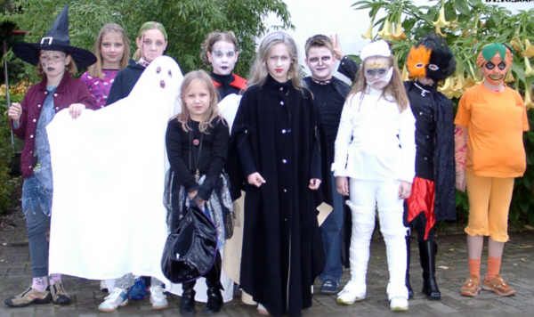 File:Kinder feiern Halloween - 2004.jpg