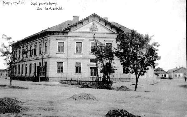 File:Kopyczyńce. Sąd powiatowy. Bezirks-Gericht (1919).jpg