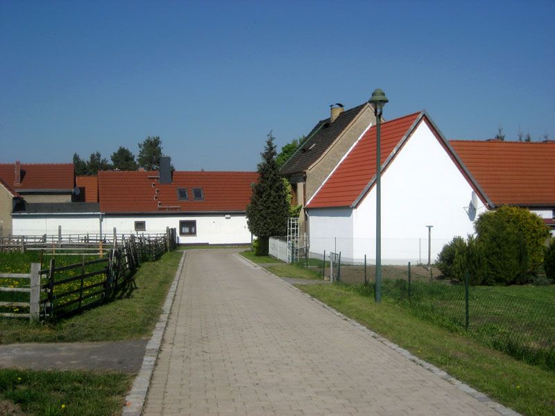 File:Kriechau, Häuser hinter der Kirche.jpg