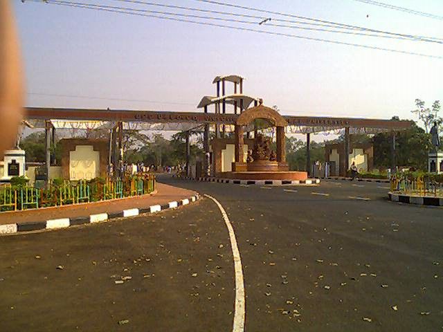 File:Utkal University main entrance gate in Bhubaneswar,.jpg