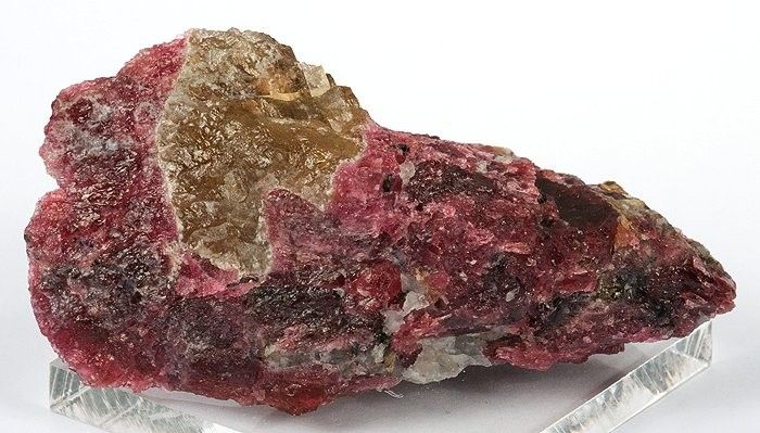 File:Vlasovite-Gittinsite-Eudialyte-213097.jpg