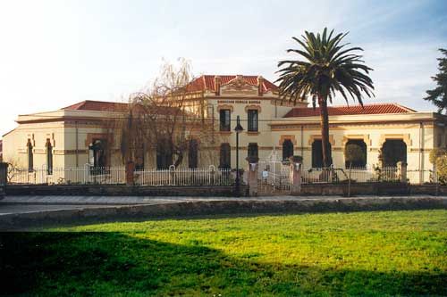 File:Escuelas de la Fundación Rionda Alonso.jpg