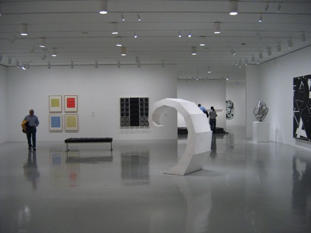 File:Hirshhorn Museum (basement gallery).jpg