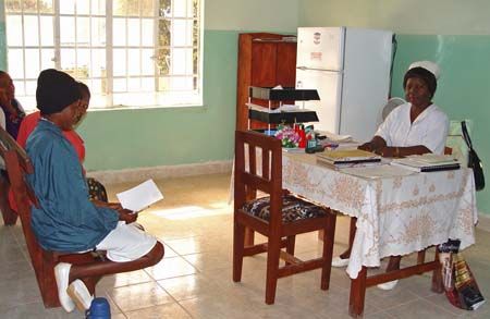 File:Nurse at Koidu Hospital Sierra Leone.jpg