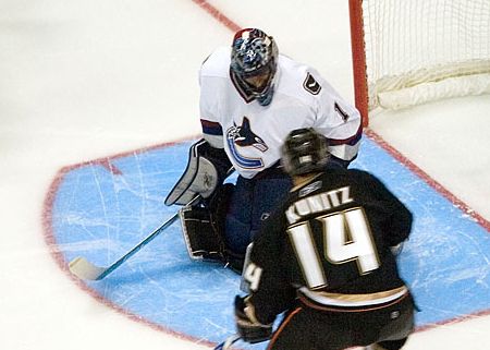 File:Roberto Luongo and Chris Kunitz.jpg