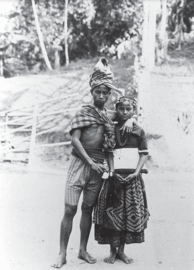 File:A couple in Palu 1920.png