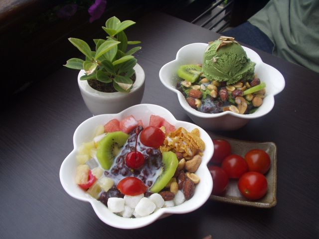 File:Korean shaved ice-Patbingsu-Nokcha bingsu-Cherry tomatoes.jpg