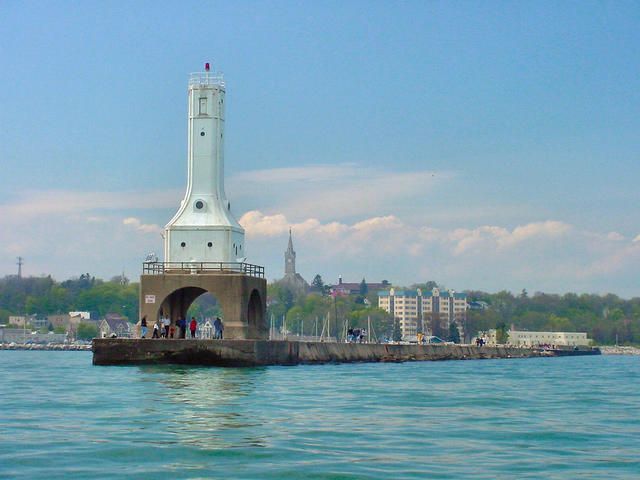 File:Port Washington pier light.jpg