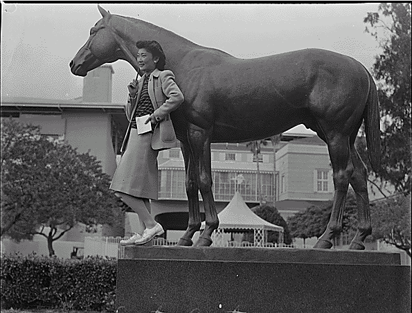 File:Seabiscuit statue.png