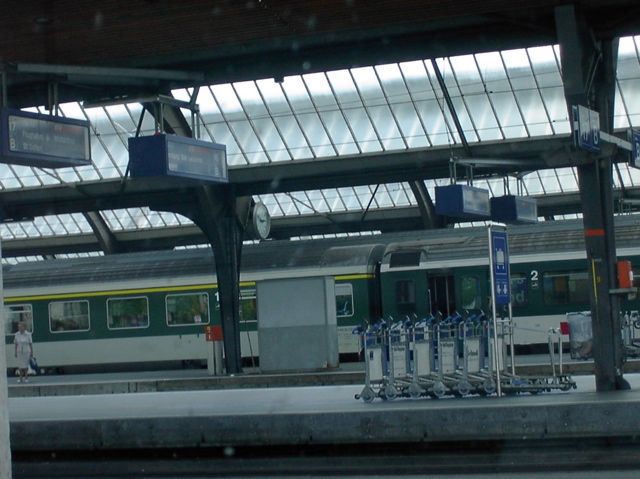 File:Zurich Main Station Tracks.jpg