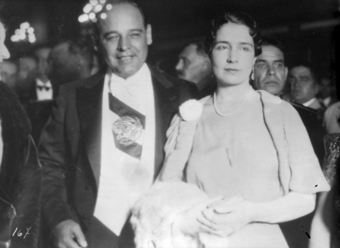 File:Abelardo L. Rodríguez junto a su esposa.png