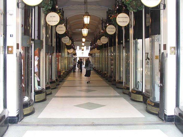 File:Arcade - geograph.org.uk - 834495.jpg