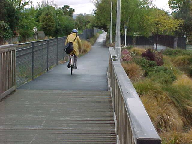 File:Bridge on Railway cycleway sth of Wairakei.jpg