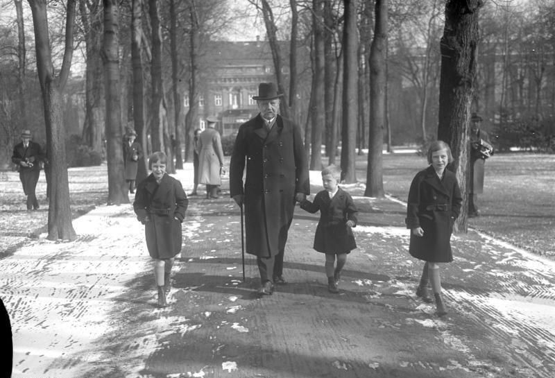 File:Bundesarchiv Bild 102-13171, Hindenburg mit Enkelkindern.jpg