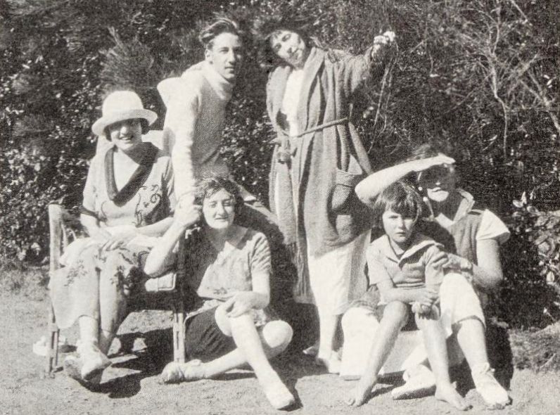 File:Colette and friends in Rozven 1920s.jpg