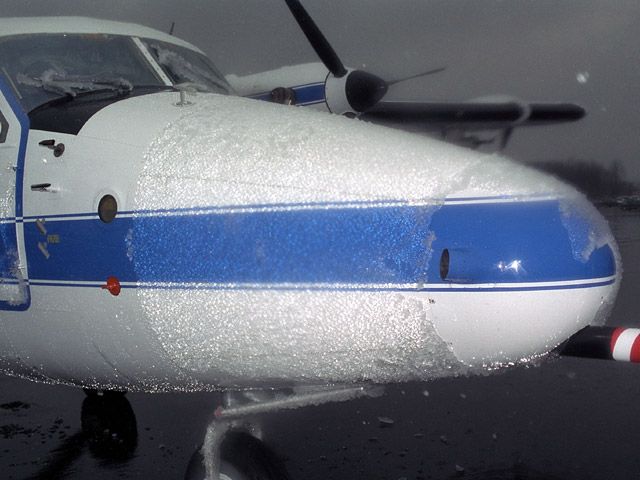 File:Icing on a plane.jpg