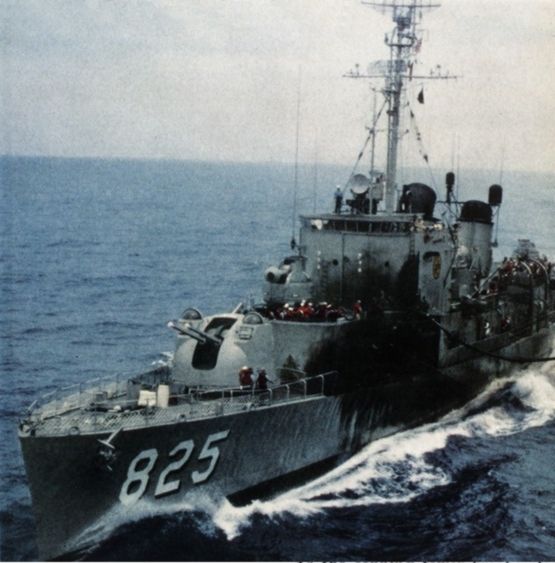 File:USS Carpenter (DD-825) refueling in 1962.jpg