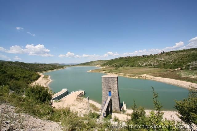 File:Akumulacija HE Peć Mlini-Drinovci.JPG