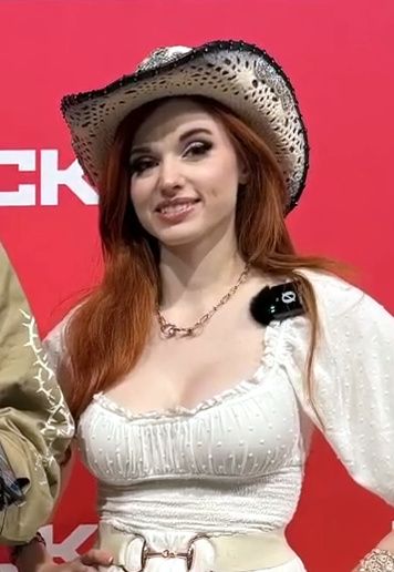 File:Amouranth at DreamHack Atlanta 2024.jpg