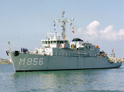 File:Hr. Ms. Maassluis.jpg