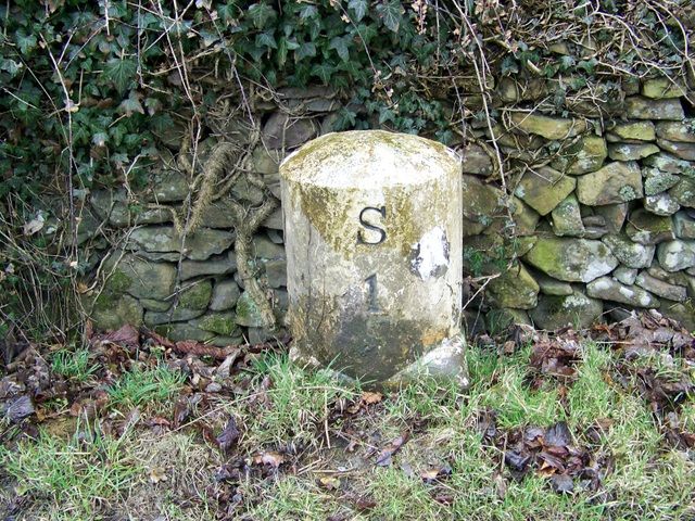 File:Milestone near Archer's Hall.jpg