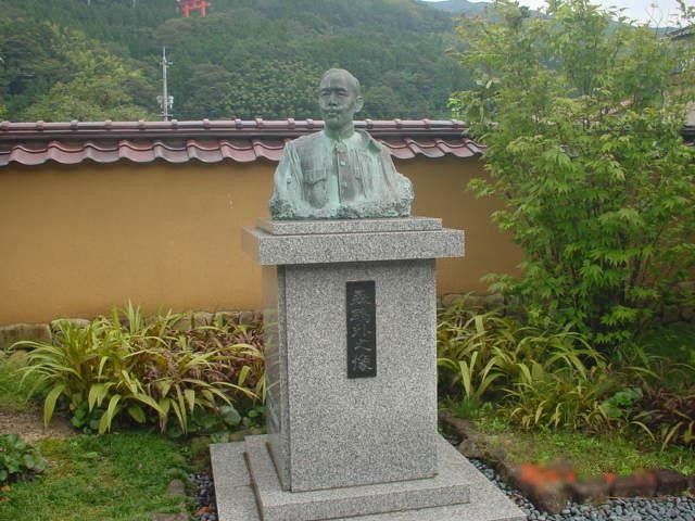 File:Mori Ogai statue in Tsuwano.jpg