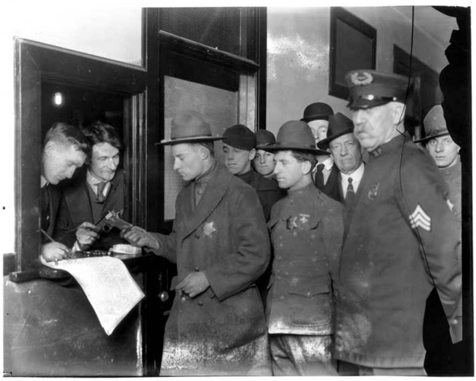 File:Seattle General Strike 1919 Deputies receiving weapons.png