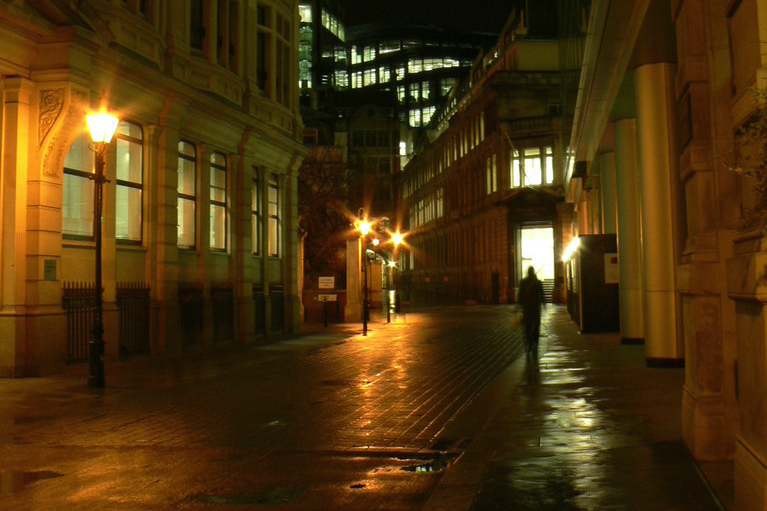 File:Throgmorton Avenue, London at night.png