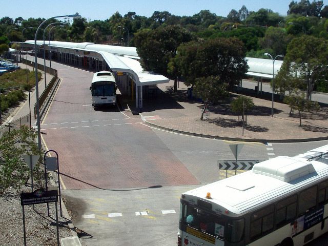 File:Adelaide O-Bahn, Modbury Interchange (overpass-northeast).jpg