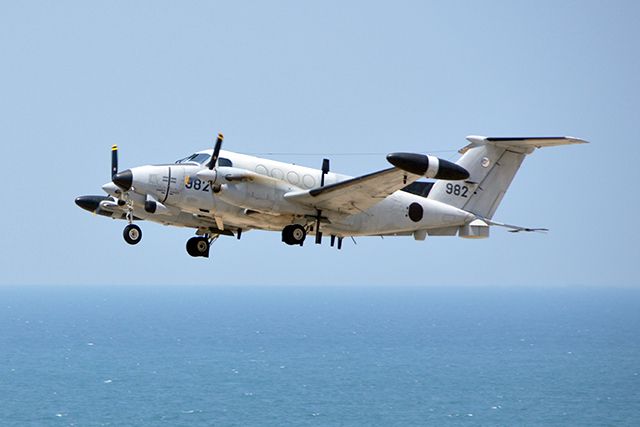 File:Beechcraft RC-12 Guardrail IAF Kukia take off.jpg