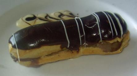 File:Eclair(dessert).JPG