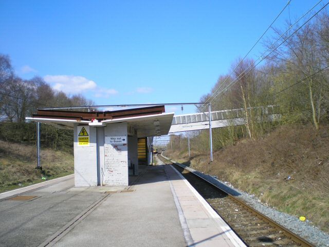 File:Hattersley Station - geograph.org.uk - 1005066.jpg