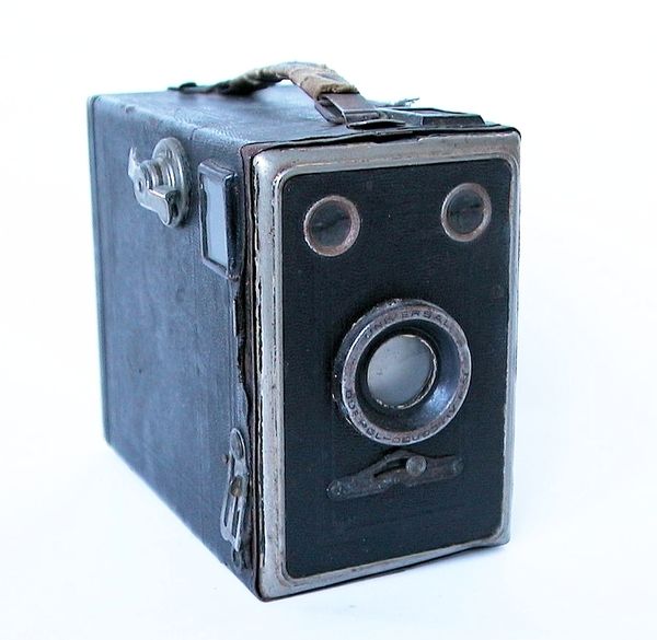 File:Hilding Mickelsson box camera.jpg