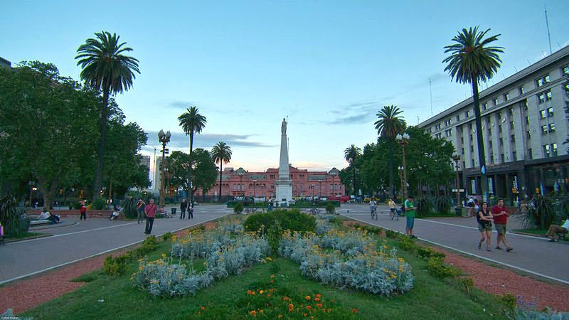 File:Plaza De Mayo 2009.jpg