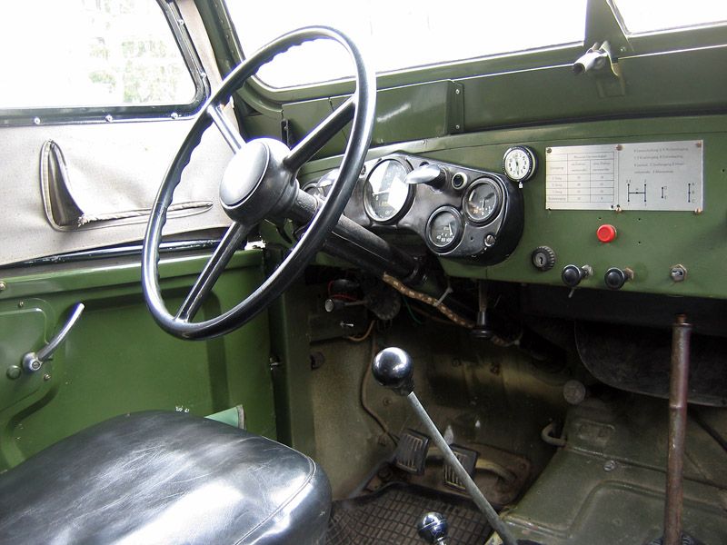 File:GAZ-69 Armaturenbrett.jpg